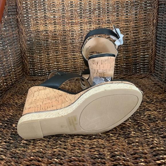 NEW NEVER WORN BLACK/SNAKESKIN WEDGES - Picture 8 of 8